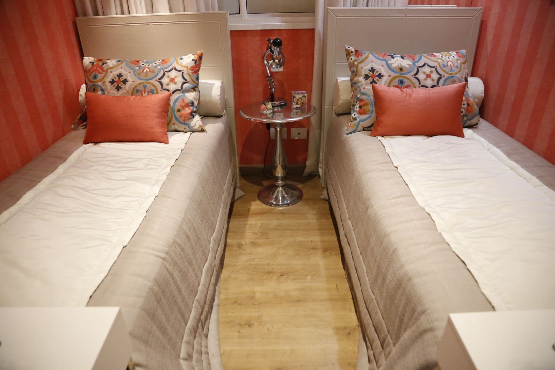 A cozy twin bedroom featuring stylish bedding and contemporary decor for a warm atmosphere.